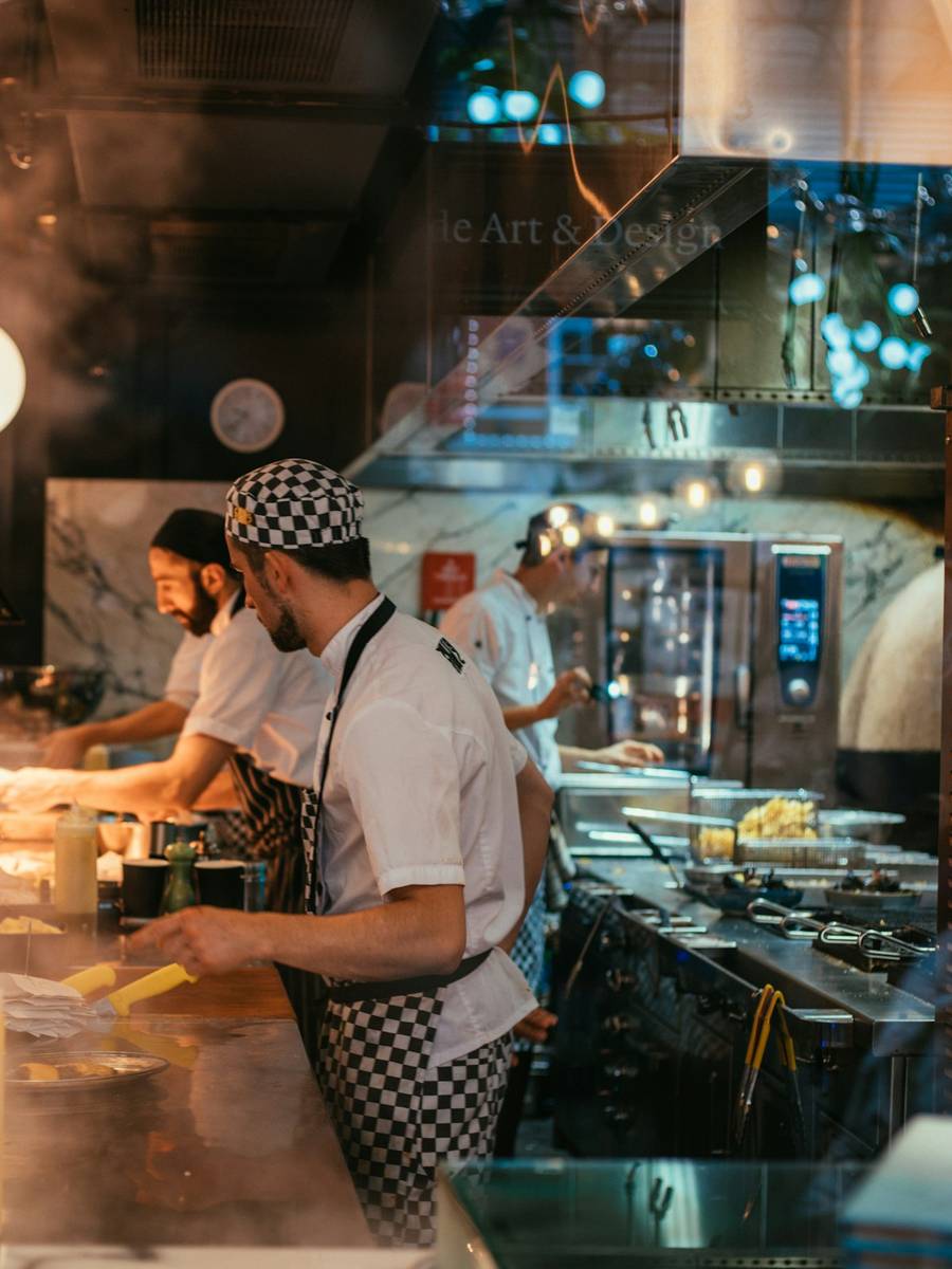 Cozinha de restaurante em plena correria